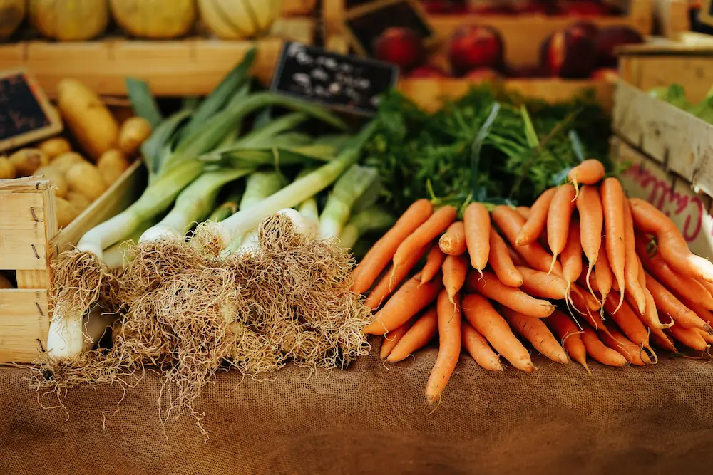 Légumes exposés dans un marché