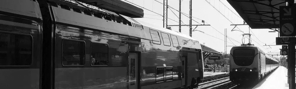 Train à quai dans une gare - voyager en train