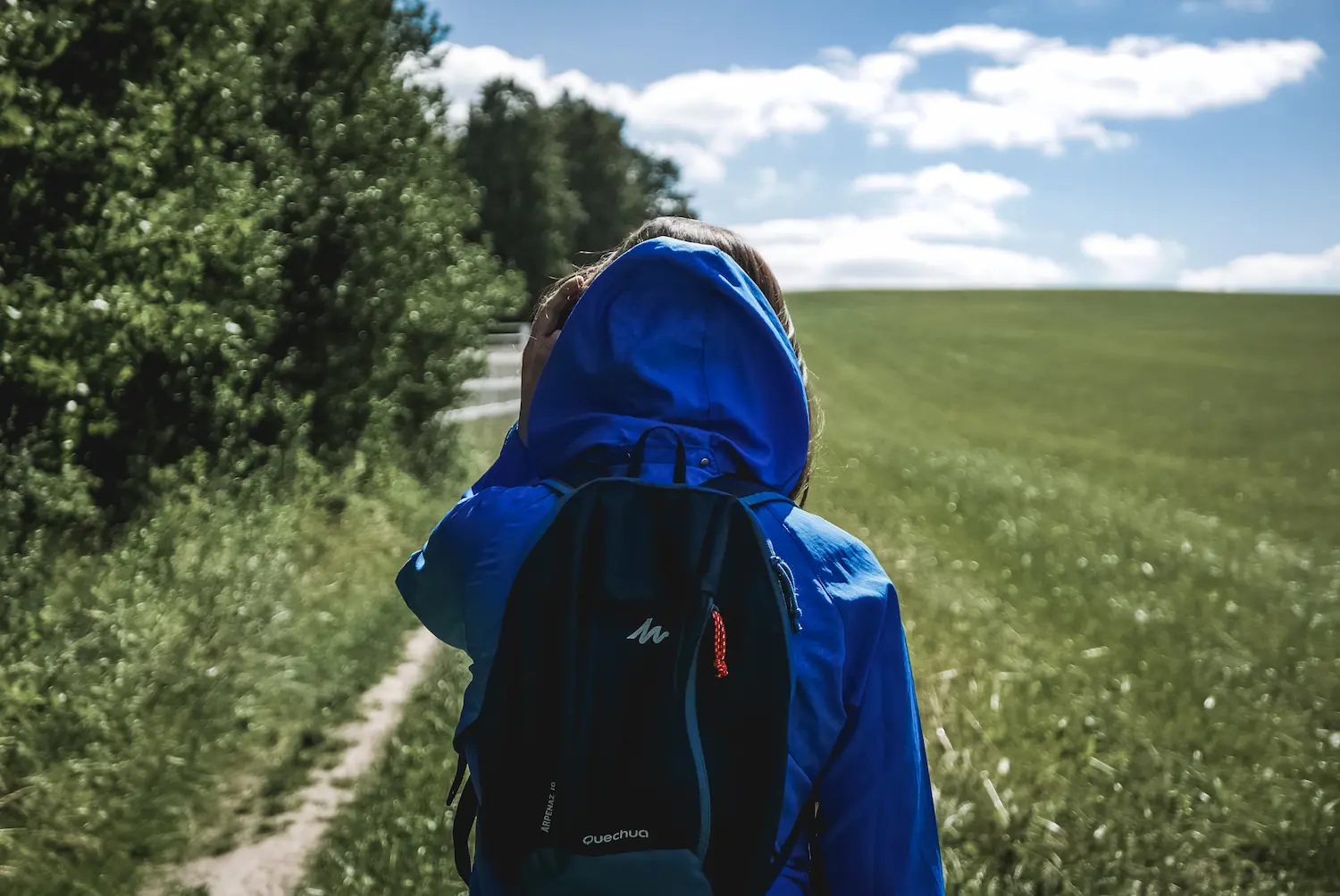 Randonneuse dans la campagne - activité nature pour voyager bas carbone en maîtrisant son budget