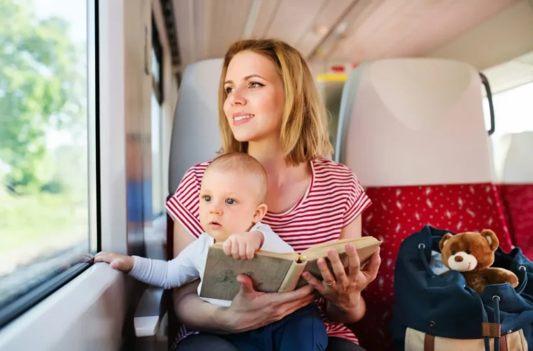 Voyager durable en famille - une maman avec son bébé dans un train