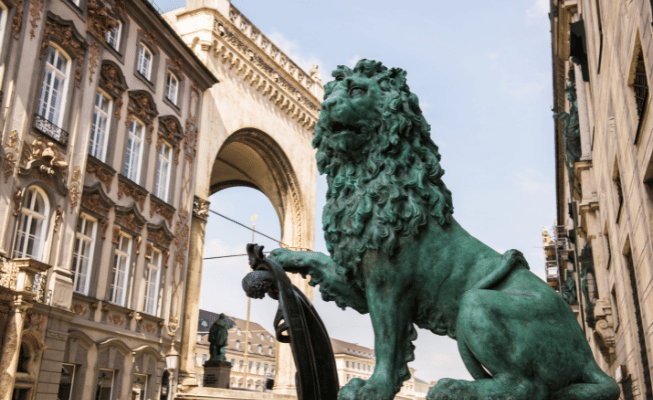 Allemagne – Autriche Une des célèbres statues de lion en bronze ; les "Löwen an der Residenz" (Lions de la Résidence) à Munich